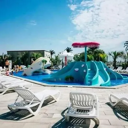 Premium De 4 Stele Cu Piscina Sauna Gym Plaja 3* Năvodari