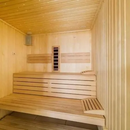 Premium De 4 Stele Cu Piscina Sauna Gym Plaja Navodari